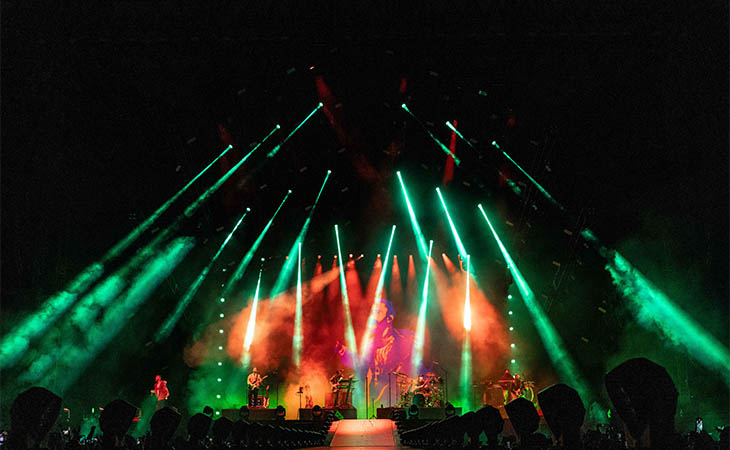 نهاية عام استثنائية… "مارون 5" تشعل ليلة رأس السنة من قلب أتلانتس النخلة